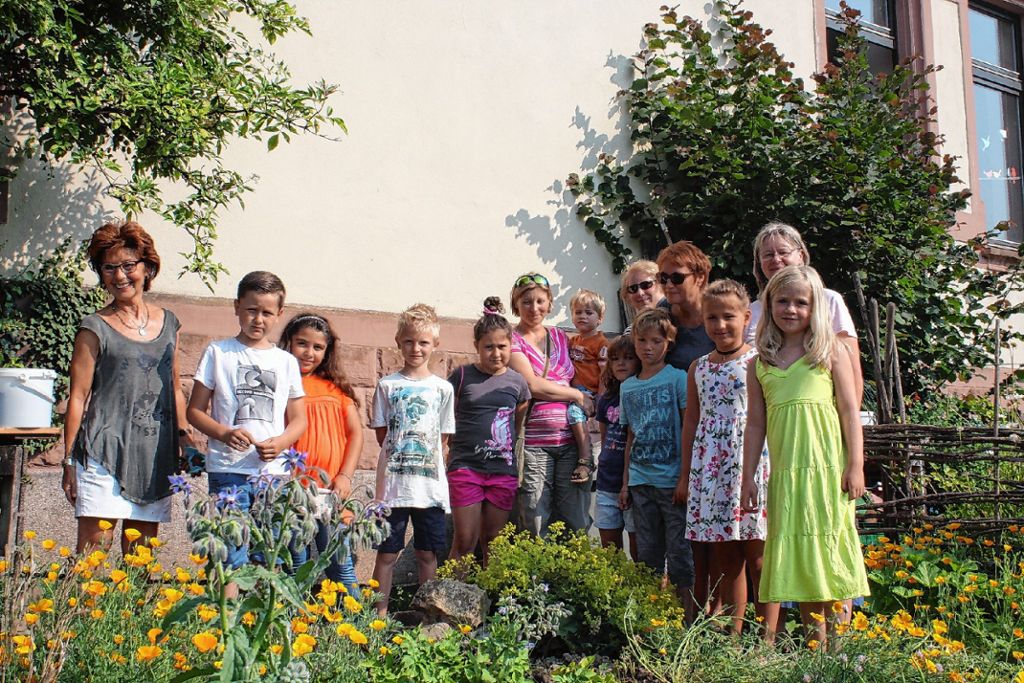 Monique Arndt (2.v.r.) und Cornelia Huber (l.) freuen sich mit  Schülern und Gästen über den Garten. Fotos: Katharina Ohm Foto: Die Oberbadische