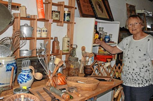 Monika Schneegaß aus Nordschwaben löst ihr Museum auf dem Heuboden auf. Sie ist stolz auf alle Ausstellungsstücke, wie hier zum Thema Küche. Foto: Petra Wunderle