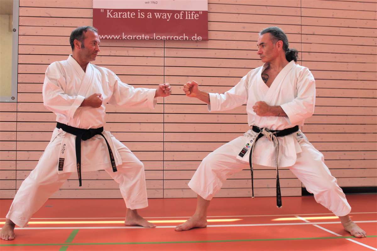 Mit dem international renommierten Karate-Trainer Silvio Campari (links) gestaltet der TSV-Karate-Abteilungsleiter Antimo Pascarella einen Drei-Tage-Lehrgang in der Brombacher Sporthalle.                                       