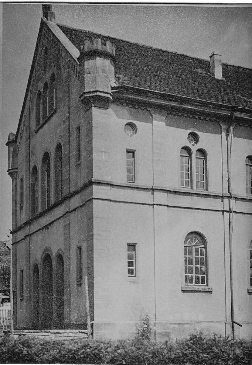Das steinerne „Krönchen“ von einem der beiden Ecktürme war ein wesentliches Element der damaligen Synagogenfassade. Durch glückliche Umstände kam es nun zurück nach Müllheim. Foto: zVg/Schuhbauer