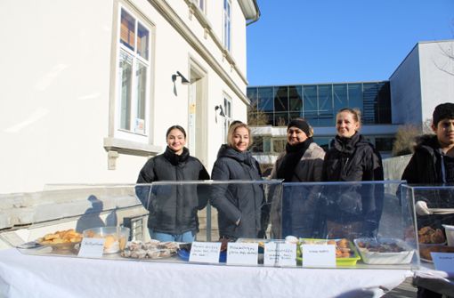 Christine Leufke, Bereichsleiterin des Familienzentrums (r.), mit den Helferinnen beim Fingerfood-Verkauf. Foto: Margareta Herceg/Margareta Herceg