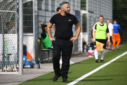 Blick in eine ungewisse Zukunft: Cheftrainer Sebastian Alesi befindet sich mit dem FC Wittlingen II derzeit im freien Fall. Foto: Michael Hundt