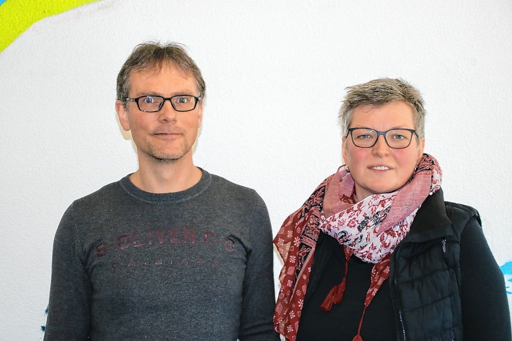 Die GEW-Vertreter Norbert Asal und Anja Hanke lenken das Interesse auf das Thema Mobbing an Schulen und fordern, dass das Land aktiver wird. Foto: Peter Schwendele