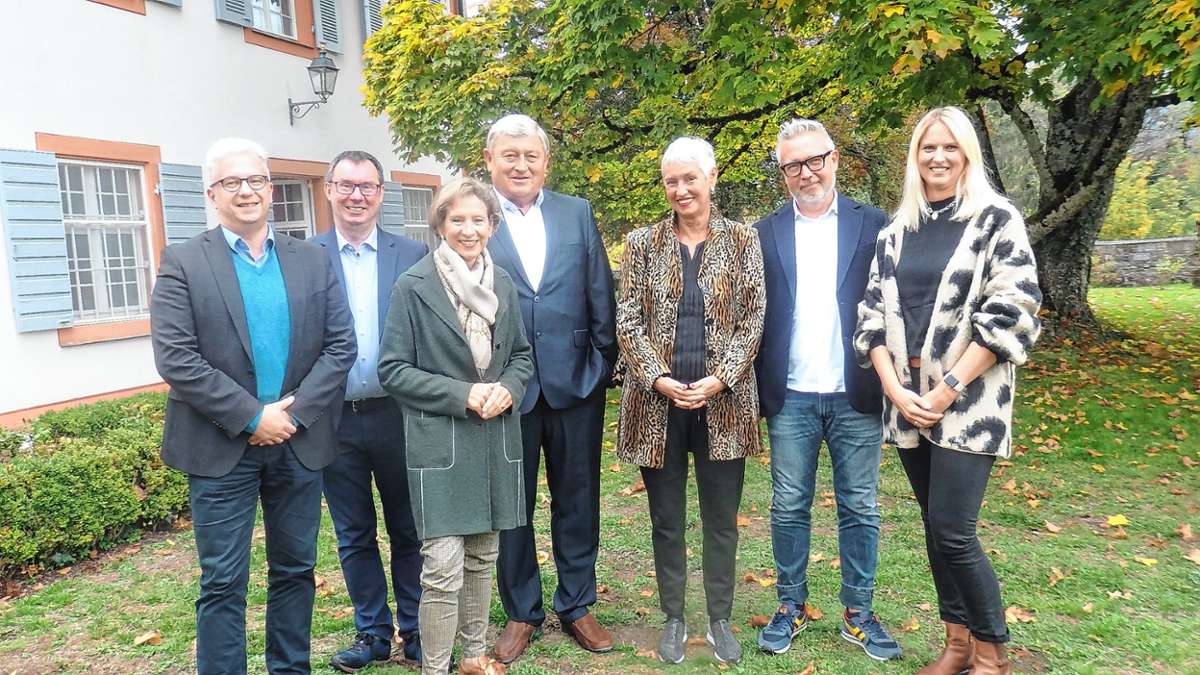 Im Schlossgarten (v.l.): Jan Merk, Marcus Ciesiolka, Marion Dammann, Werner Bundschuh, Dagmar Fük-Baumann, Christoph Lenz, Melanie Vollmer.