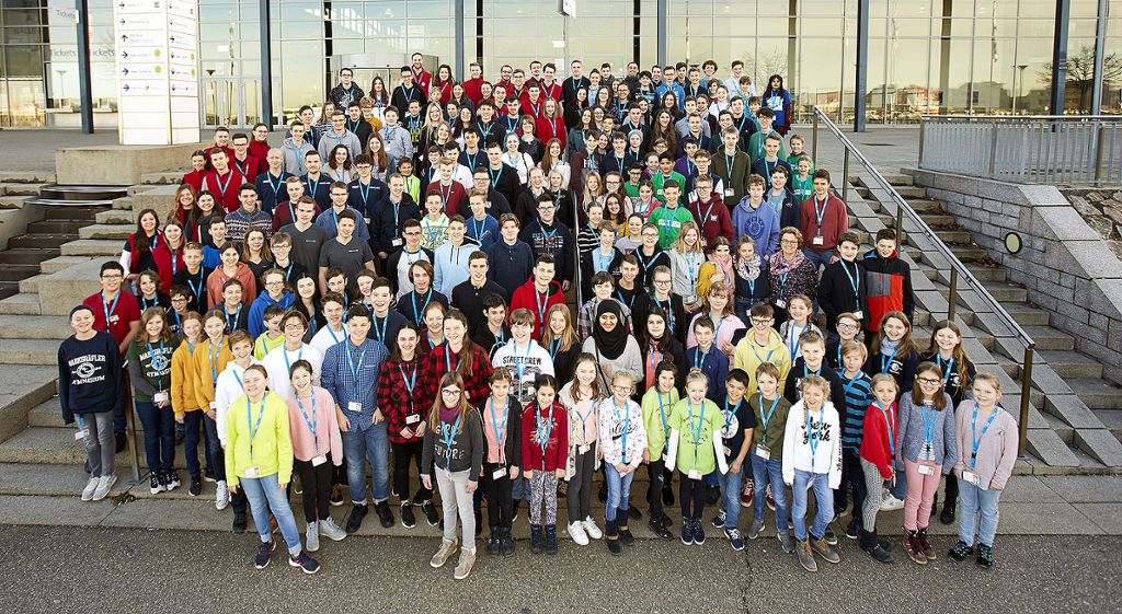 Die Teilnehmer des diesjährigen „Jugend forscht“-Regionalwettbewerbs Südbaden in Freiburg.   Foto: zVg/SICK AG