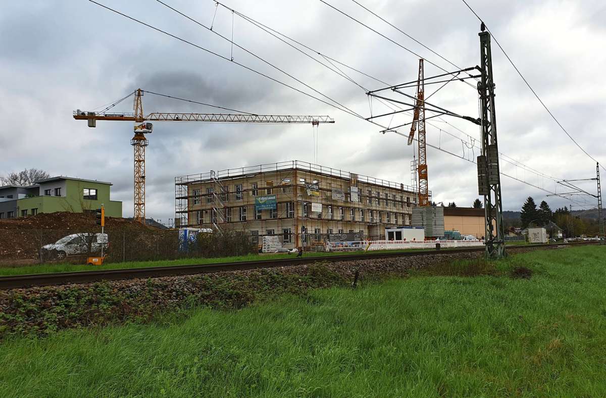 An der Bahnhofstraße soll die Grundschule gebaut werden. Foto: Maximilian Müller