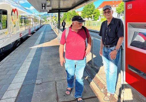 Karl Argast und Jost Noller (rechts) von IG Pro Schiene vor dem Fahrkartenautomaten am Bahnhof Schopfheim. Foto: Hans-Jürgen Hege