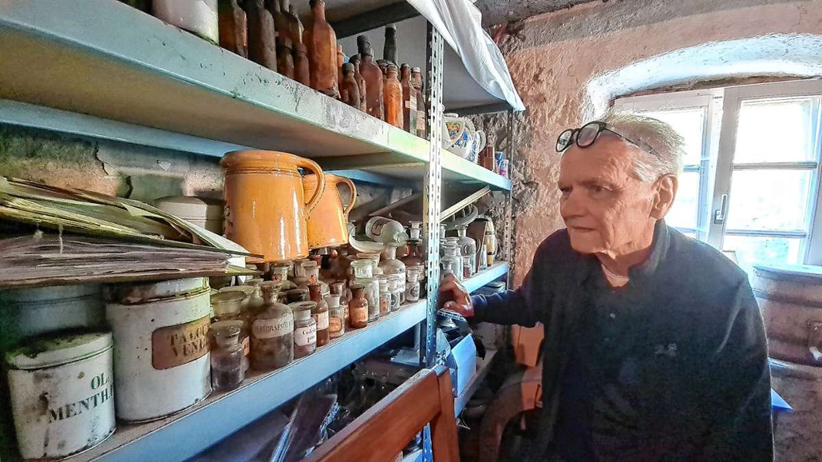 Hans Viardot im Keller seines Hauses mit original Arzneien und Geräten des ersten Landarztes aus dem 19. Jahrhundert.