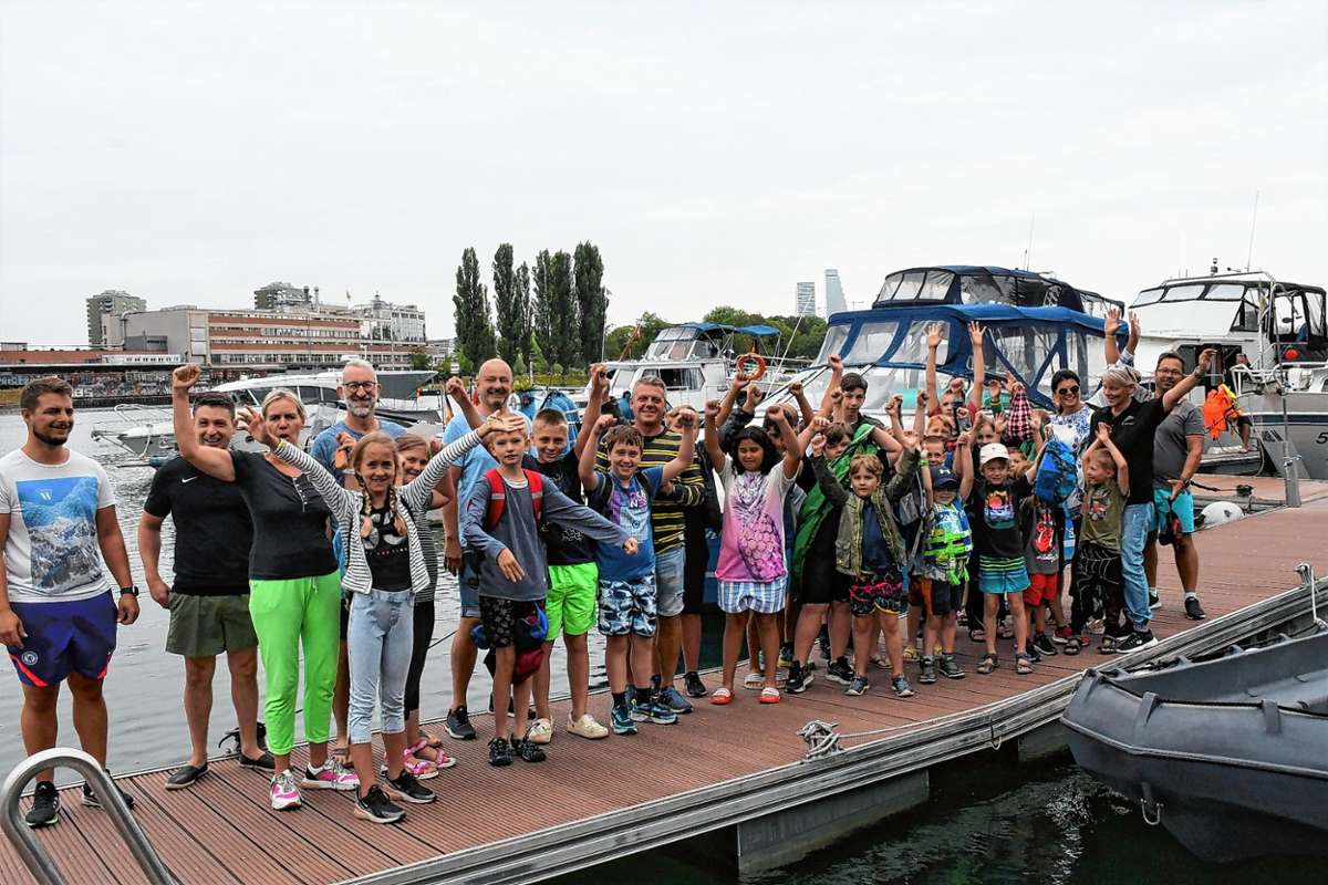 Grenzach-Wyhlen: Kinder schippern über den Rhein