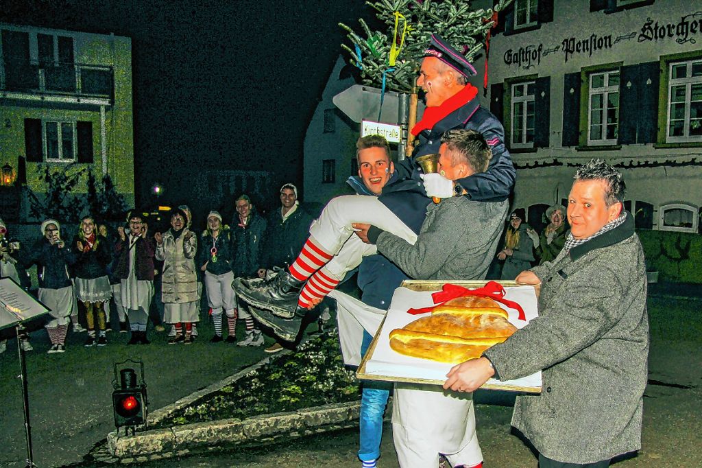 Bad Bellingen: 22 Jahre „Usschelle vo de Fasnacht“ mit Narrenbaum
