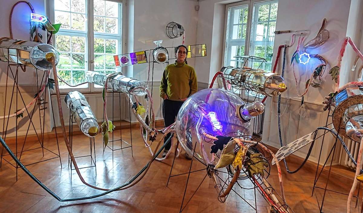 Ein Blick in das Laboratorium der Künstlerin Simone Fezer mit Glasobjekten im Rheinfelder Haus Salmegg. Foto: Jürgen Scharf
