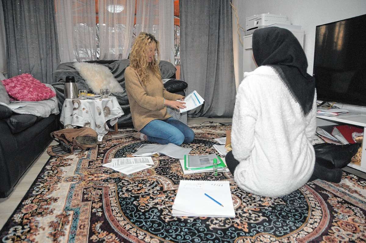 Lerngebleiterin Anja Reiss bereitet mit Zarah Muzahwie ihre Prüfungsaufgaben vor. Foto: Regine Ounas-Kräusel