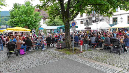 Gemütlich draußen sitzen – das kann man beim Schönauer Straßenfest der Stadtmusik. Quelle: Unbekannt