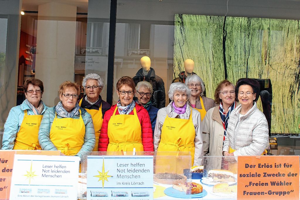 Lörrach: Freie Wähler-Frauen für „Leser helfen..“ am Kuchenverkaufsstand