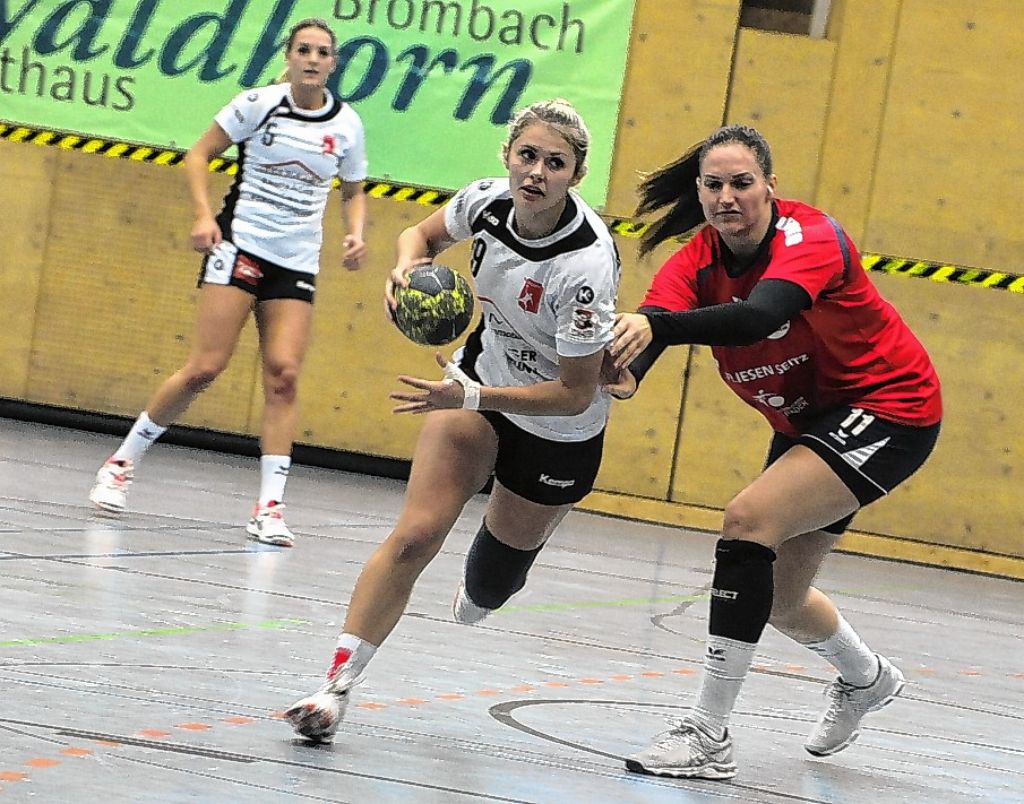 Handball: Erste Halbzeit ebenbürtig