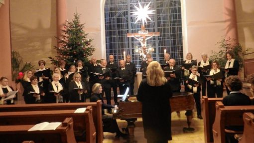 Der Gesangverein Auggen begeisterte bei seinem traditionellen Weihnachtskonzert unter der Leitung von Simone Müller-Moore in der Kreuzkirche mit Weihnachtsliedern aus aller Welt Foto: Bianca Flier