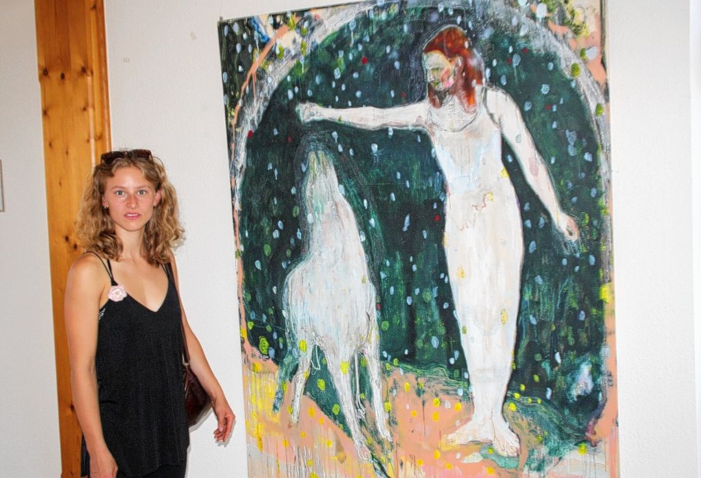 Die Ausstellerin Misha Andris neben einem ihrer allegorischen Ölgemälde.   Foto: Bronner Foto: Weiler Zeitung