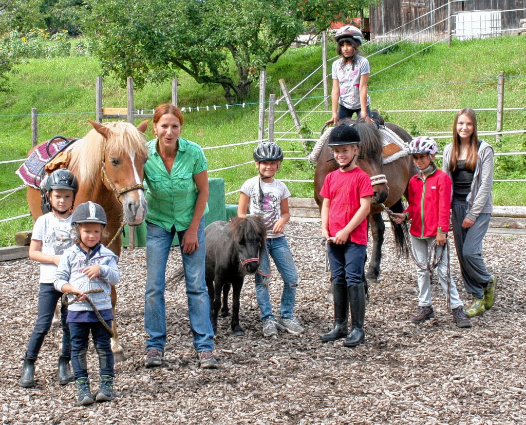 Jede Menge „Erlebnisse rund ums Pferd“ hatten diese jungen Leute. Foto: Reinhard Cremer Foto: Weiler Zeitung