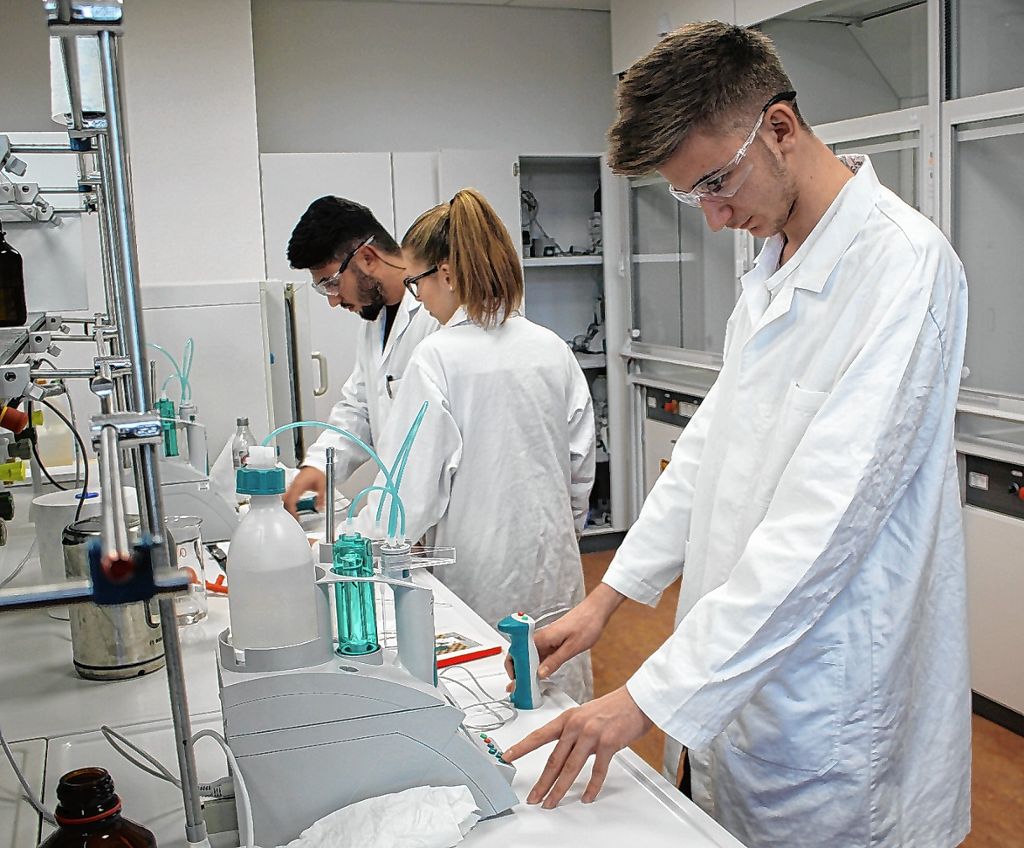 Ab dem Schuljahr 2019/20 wird an der Gewerbeschule Rheinfelden auch der Bildungsgang Pharmazeutisch-Technischer Assistent (PTA) angeboten. Die Labore genügen bereits jetzt modernen Ansprüchen. Foto: Gerd Lustig
