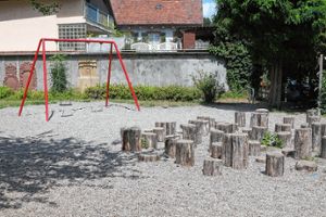 Spielplatz bei der Grundschule in Kandern: Das Balancierfeld aus Baumstämmen soll durch einen Kletterparcours ersetzt werden. Foto: Alexan­dra Günzschel
