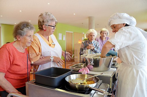 Das Küchenteam kocht mit der Mobilen Küche auf der Station, so können die Senioren und Seniorinnen zusehen und werden mit allen Sinnen animiert Foto: Martina Proprenter Foto: Die Oberbadische
