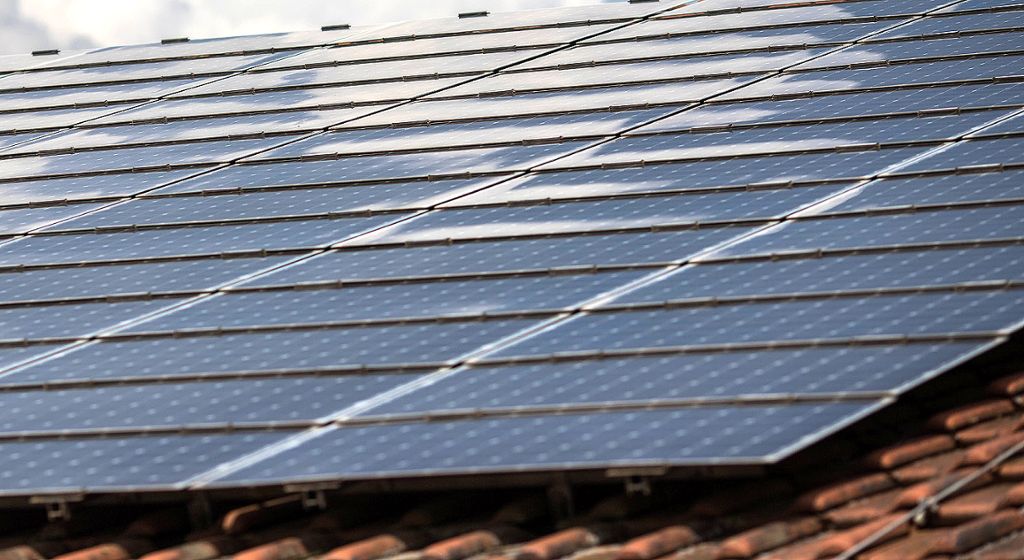 Nicht nur auf Hausdächern, sondern auch auf Lörracher Balkonen sollen künftig Solaranlagen installiert werden.   Foto: Meller Foto: Die Oberbadische