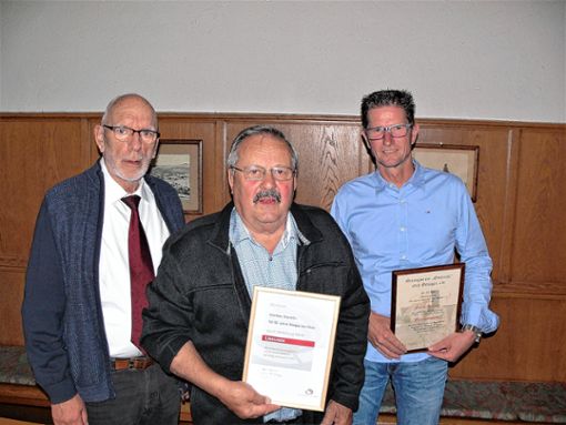 Vorsitzender Ulrich Kunzendorf mit den Geehrten Günther Stück­lin und Frank Sutter (von links) Foto: sc