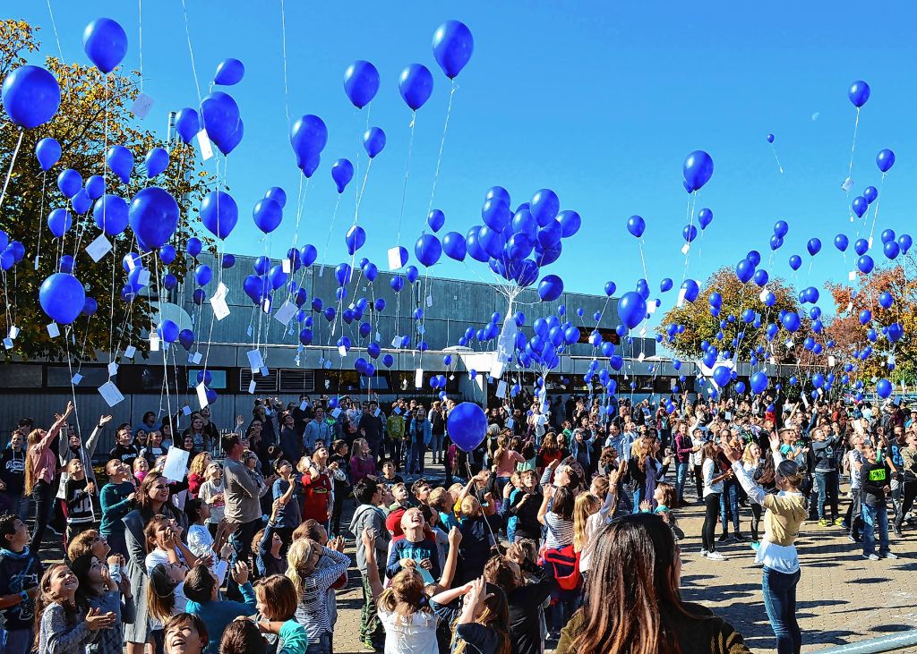 Efringen-Kirchen: Hunderte blaue Ballons steigen symbolträchtig auf