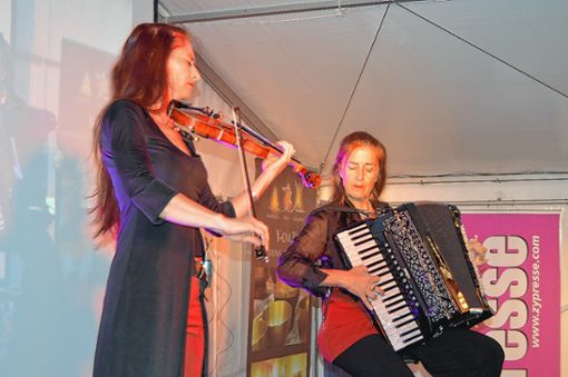 Unterhaltung im Zelt:  Musik von Akkordeonistin Cordula Sauter und Violinistin Sylvia Oelkrug Foto: Die Oberbadische