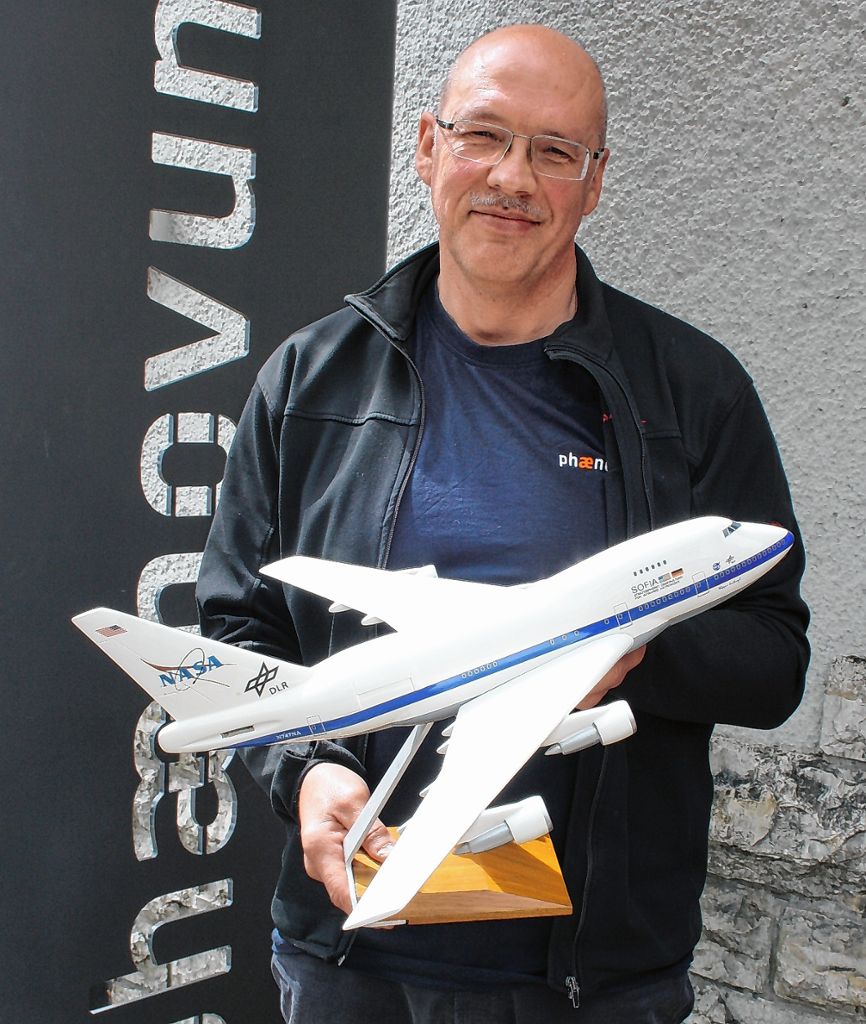 Hermann Klein mit einem Modell des fliegenden Observatoriums. Foto: Markus Greiß Foto: Die Oberbadische