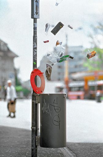 Eric Hattans Abfalleimer spuckt den Müll einfach wieder aus. Foto: Claude Joray