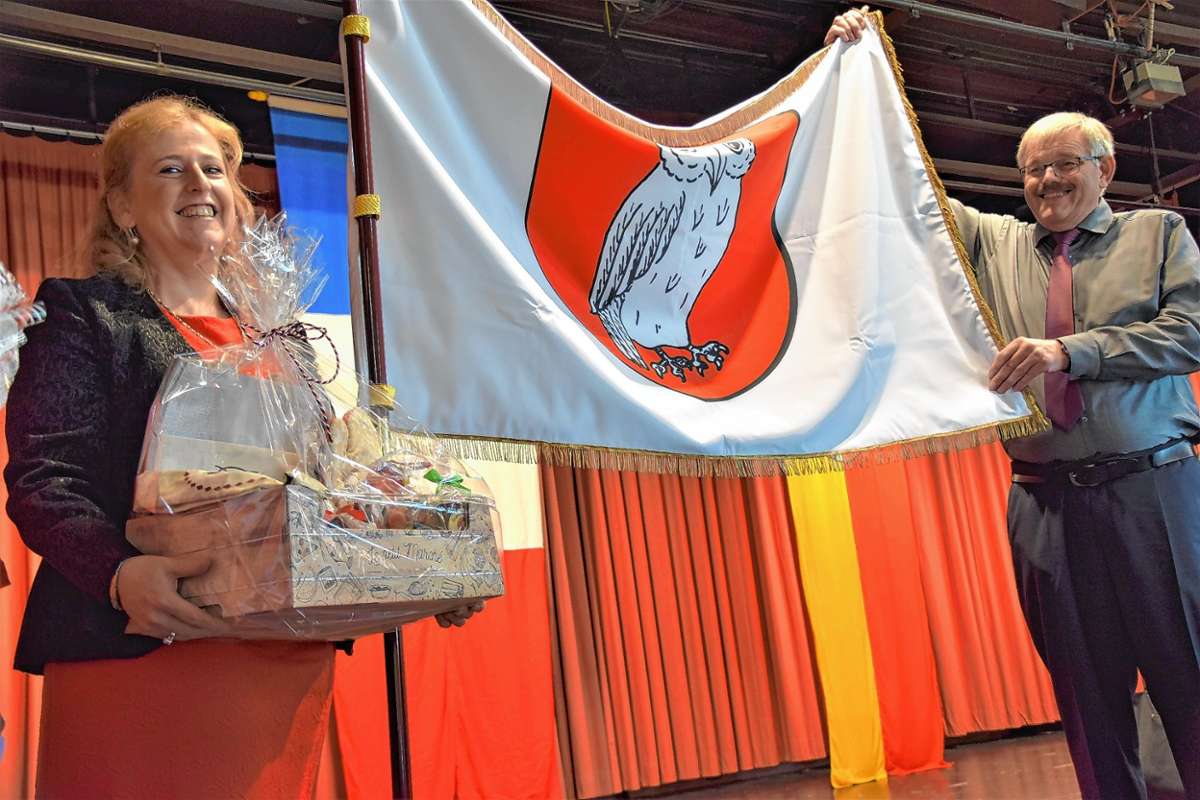 Eine neue Fahne von Village-Neuf überreichte Bürgermeisterin Isabelle Trendel ihrem Haagener Kollegen Horst Simon.