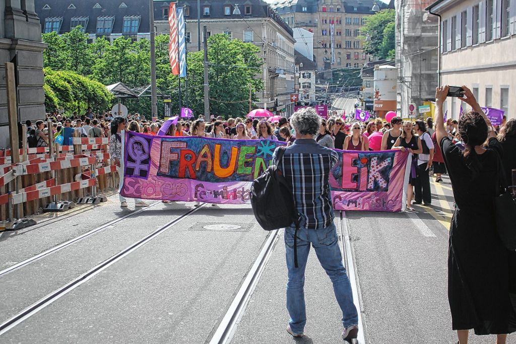 Basel: Frauen stehen auf