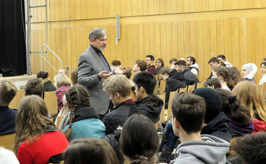 Dominik Bartsch spricht mit den Oberstufenschülern über die Flüchtlingshilfe. Foto: Beatrice Ehrlich