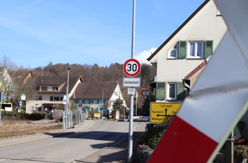 Auch an der Schallbacher Straße hinter dem Bahnübergang gilt Tempo 30 für den  Lärmschutz. Foto: Jennifer NIngel