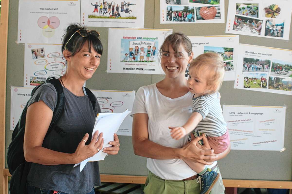 Wo drückt jungen Müttern und Frauen heute der Schuh?: Lucia Kaufmann (rechts) im Austausch mit einer Besucherin. Foto: Ines Bode