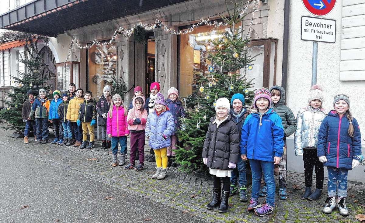 Kandern: Schulkinder schmücken Weihnachtsbäume für die Innenstadt