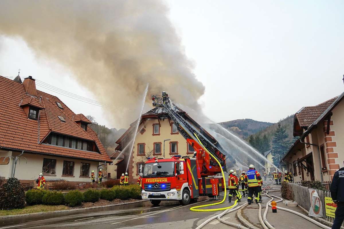 Neuenweg: Großbrand: Elf Verletzte und etwa eine Million Schaden