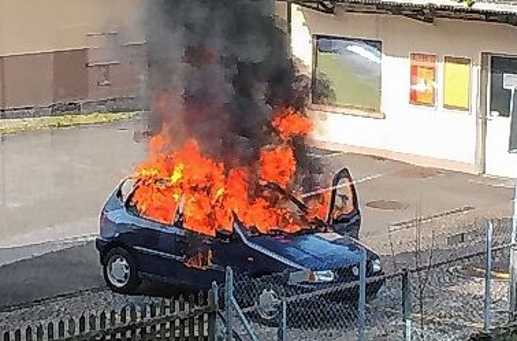 Weil am Rhein: Brennendes Auto in Haltingen