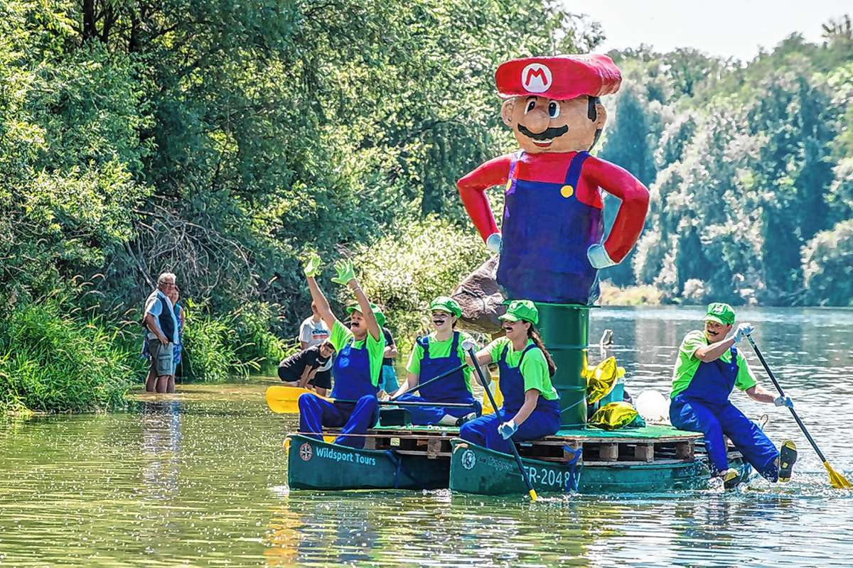 Neuenburg: „Super Mario“ schippert mit