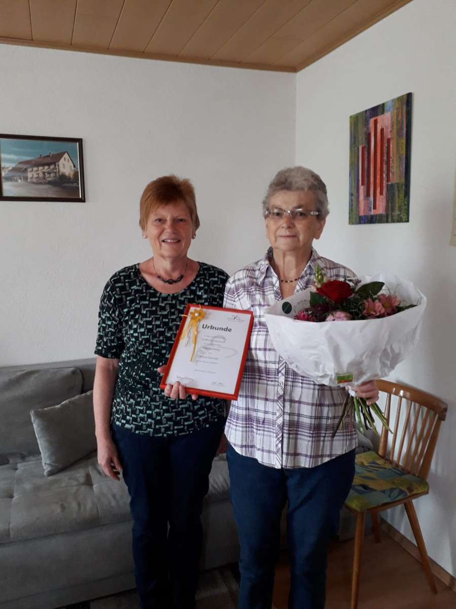 Gabi Meier (links) ehrte Wilma Schmidt für 50-jährige Mitgliedschaft.