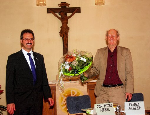 Hausens Bürgermeister Martin Bühler (links) mit dem Hebelpreisträger Franz Hohler. Foto: Heiner Fabry Foto: Markgräfler Tagblatt