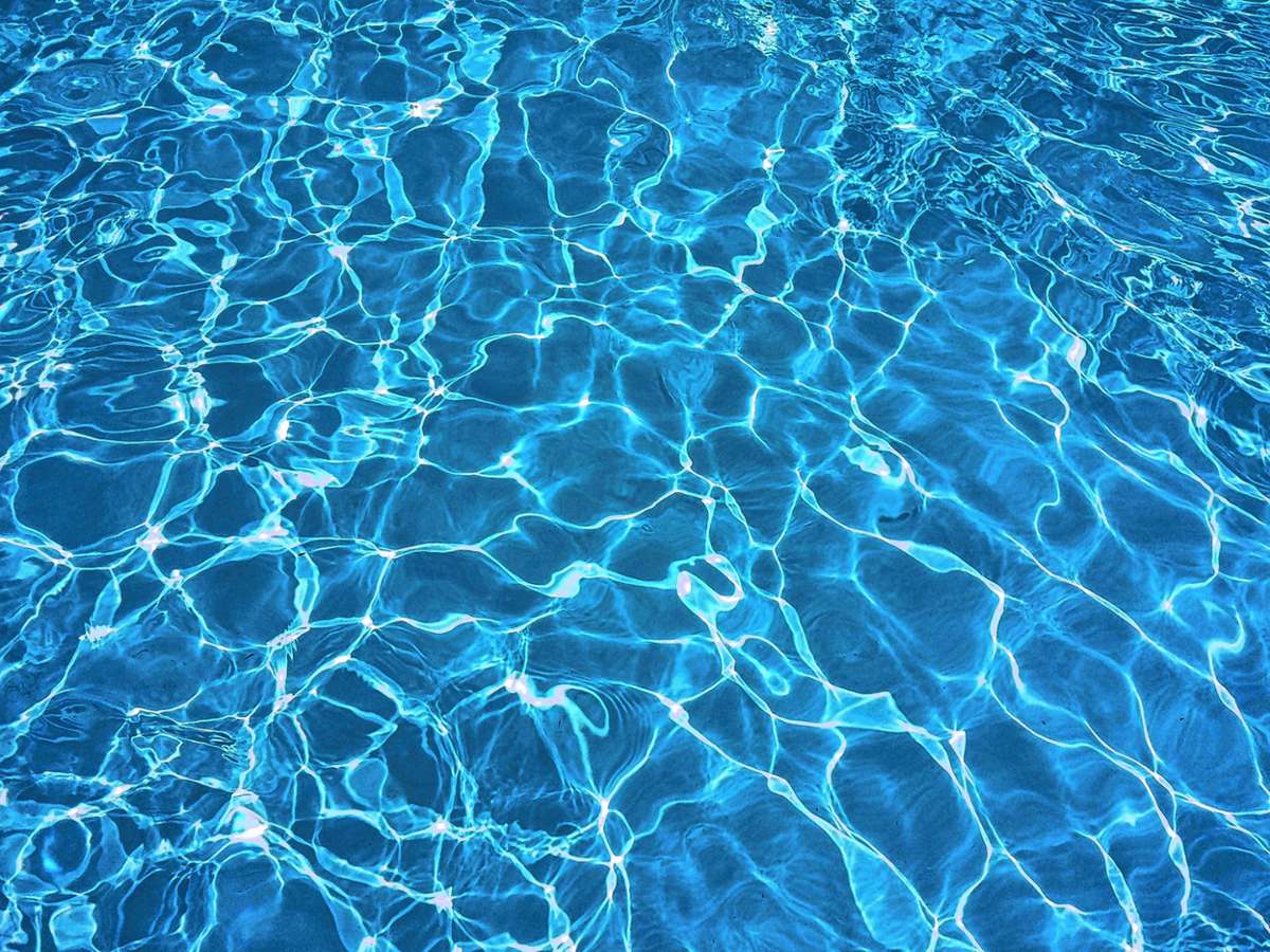 Blau glitzert das Wasser im Pool.Symbolfoto: Pixabay Quelle: Unbekannt
