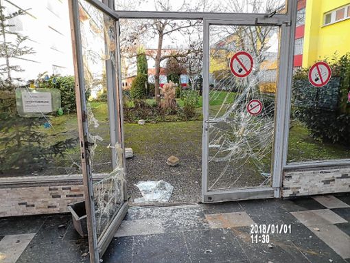 Die Glasscheibe des Eingangs der Pestalozzi-Sporthalle wurde mit einem Stein eingeschlagen,  
Foto: zVg/Polizei Foto: Die Oberbadische