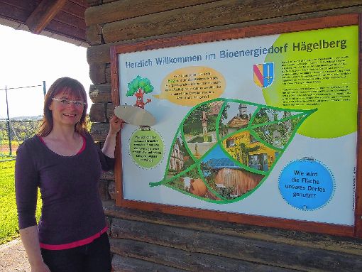 Jana Bühler mit einer der Info-Tafeln über das Bioenergiedorf und die regenerative Energiegewinnung, die jetzt am Lehrpfad einen neuen Platz bekommen haben. Foto: Markgräfler Tagblatt