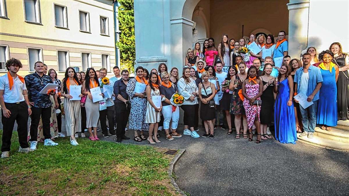Die 57 Absolventen der Theresia-Scherer-Schule für Sozialberufe am St. Josefshaus Herten haben ihr Examen in der Tasche. Foto: zVg/St. Josefshaus