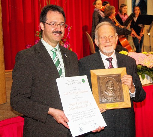 Der Historiker Klaus Schubring (rechts) ist Träger der Hebel-Gedenkplakette 2014.  
Bürgermeister Martin Bühler nahm die Auszeichnung vor.  
Fotos: Heiner Fabry Foto: Markgräfler Tagblatt