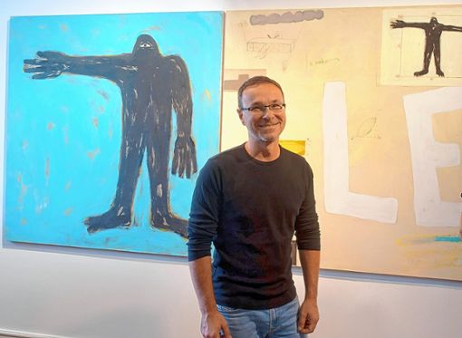 Der Maler Alek Slon vor seinem Zyklopen-Bild Foto: Jürgen Scharf