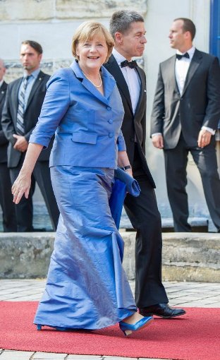Die Kanzlerin trug ein langes blaues Kleid mit farblich abgestimmten Accessoires. Foto: dpa