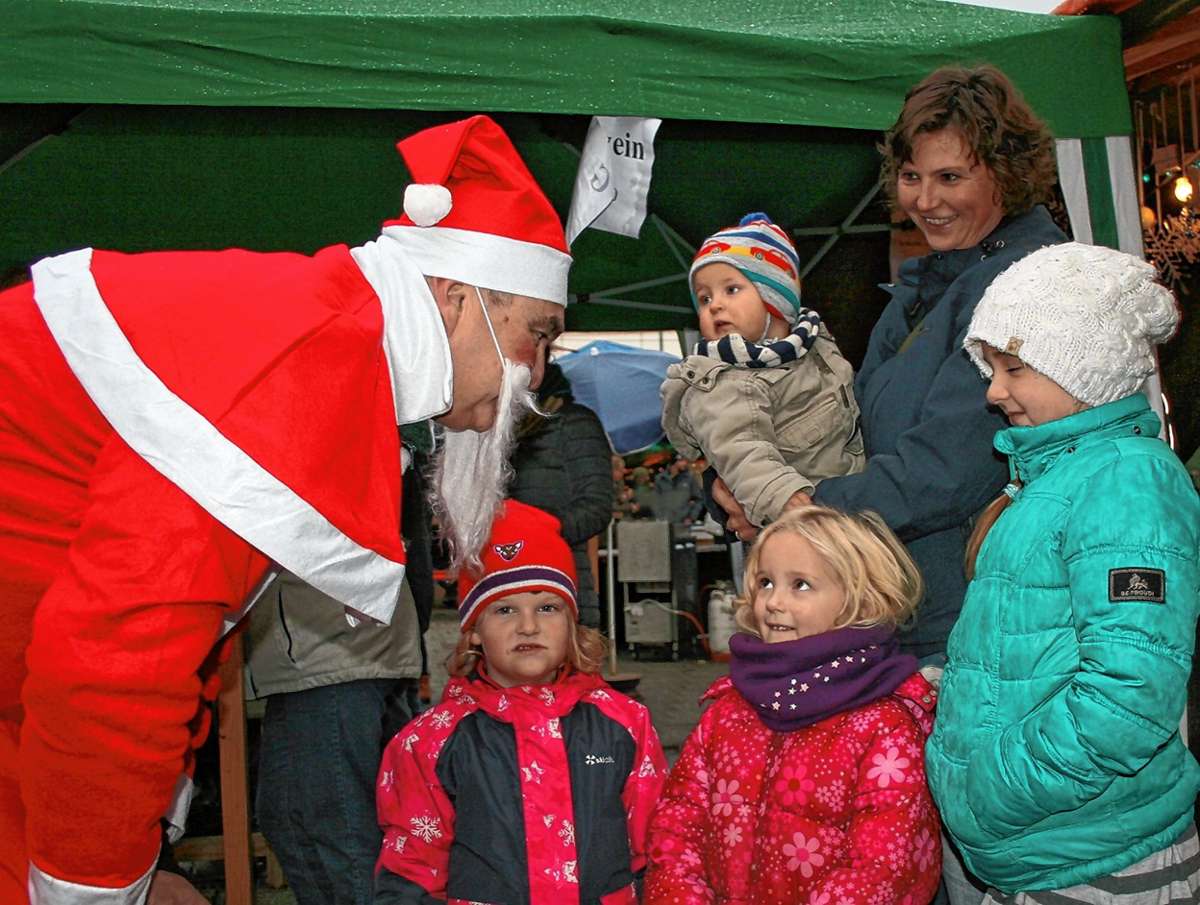 Der Nikolaus wird dem Weihnachtsmarkt auf dem Areal der Schreinerei Baum im Raum in Efringen-Kirchen am Samstag einen Besuch abstatten. Foto: Ralph Lacher